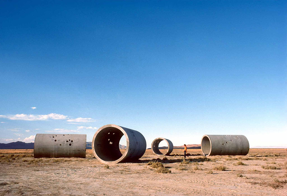 Sun tunnels, Nancy Holt, 1976: cuatro cilindros de hormigón alineados por parejas para los solsticios